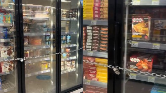 Se cansó de los robos y encadenó las heladeras: se llevaban pizzas y helados a diario