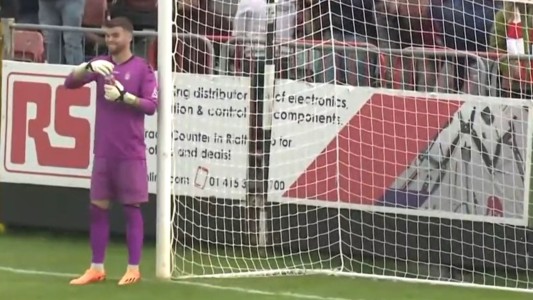 Por una jugada insólita, el arquero condenó a su equipo con un gol en contra - #Flashchat