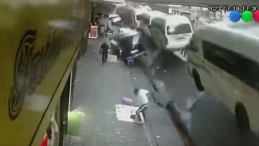 Video: el momento de la impactante explosión en una calle de Sudáfrica