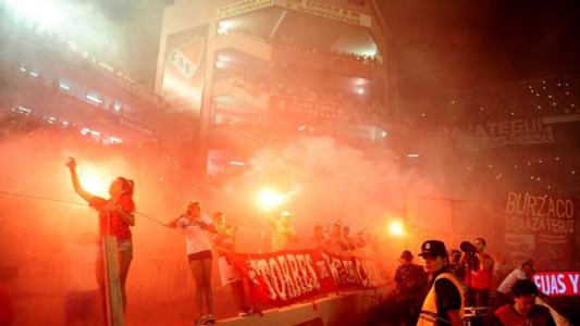 Analizan sanción para Independiente por el uso de bengalas ante Racing