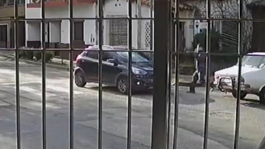 Video: chocó, bajó con un hacha y le destrozó el parabrisas a una mujer