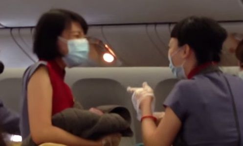 La historia de la beba que nació en pleno vuelo