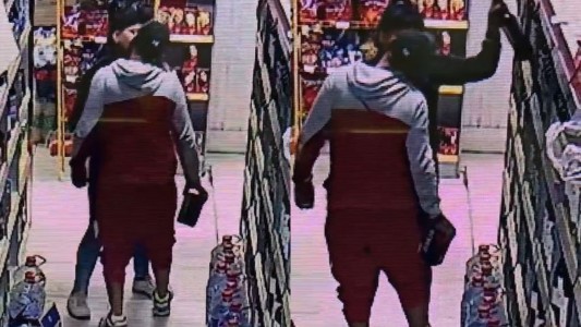 Se besaron ante las cámaras de un supermercado para disimular un robo