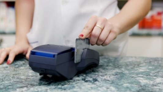 Confirman fallo que obliga a banco a reintegrar lo cobrado por exceso en límite de compras