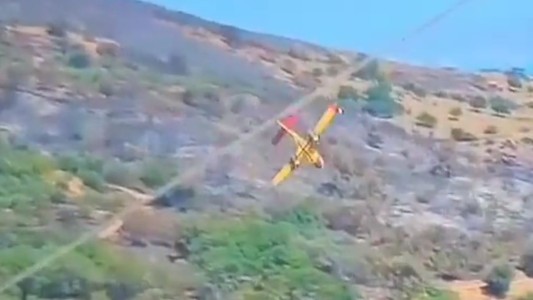 El momento en que se estrella un avión hidrante que combatía los incendios forestales en Grecia