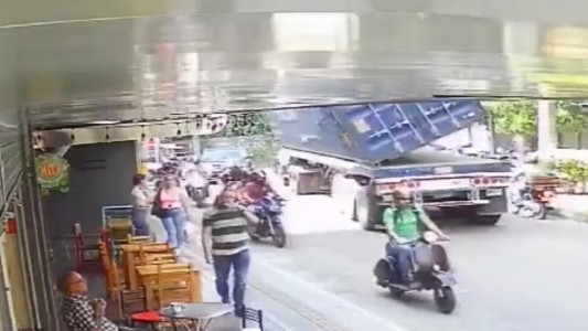 Iba en moto y escapó de un contenedor gigante: se salvó de milagro - #Flashchat