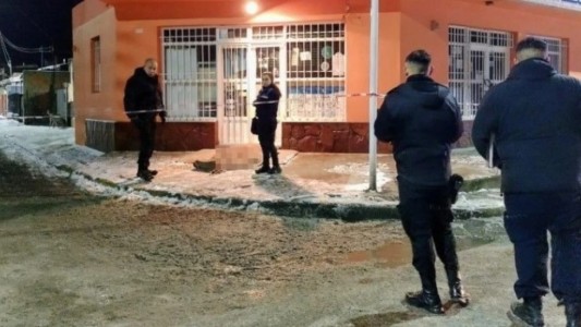 Salió de un comercio, resbaló por la escarcha, se golpeó y murió