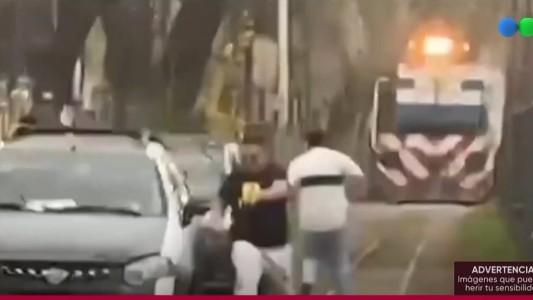 Insólito y peligroso: estacionan en las vías y tienen que correr para sacar los autos cuando pasa el tren