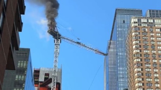Una grúa colapsó tras un incendio en su cabina de mando en Nueva York