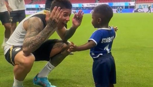 El tierno gesto de Enzo Fernández con un pequeño hincha del Chelsea que emocionó a todos