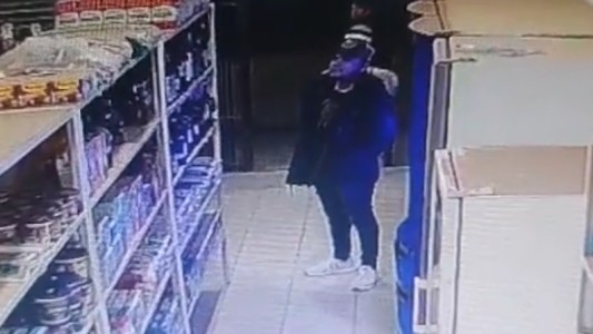Ingresó a un supermercado y comenzó a disparar: mató a un hombre e hirió a otras dos personas
