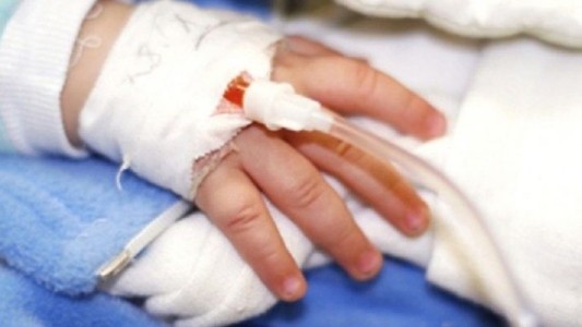 Nena de 2 años murió luego de ser golpeada: detuvieron a su madre y al padrastro