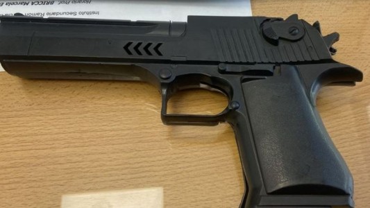 Córdoba: un alumno de primer año llevó una réplica de arma de fuego al colegio