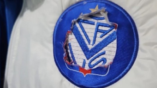 Polémica en Tigre: vendieron camperones con el escudo de Vélez detrás