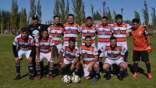Se descompensó jugando al fútbol y lo revivió un compañero con RCP