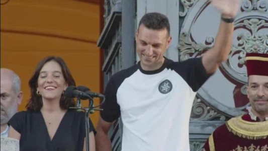 "Mejor, mejor": quisieron homenajear a Scaloni y lo presentaron como Lionel Messi - #Flashchat