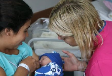 Puericultoras se concentran frente al Congreso para que se regularice su profesión