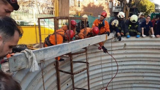 Intoxicación con gases: Cuatro operarios fueron rescatados de un pozo en Villa Ortúzar