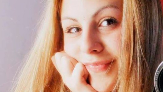 Denuncian que una joven argentina fue asesinada por su pareja en Kosovo: "Él la arrojó del balcón"