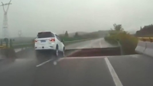 Desmoronamiento y milagro en China: autos cayeron en un bache gigante - #Flashchat