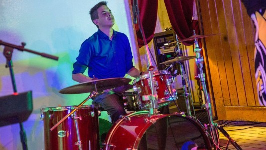 El argentino que tocó la batería en el barco más grande del  mundo