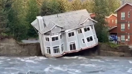 Video: el momento en que una casa se derrumba sobre un río en Alaska