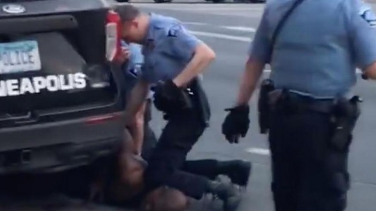 Un ex policía de Minneapolis fue condenado a casi 5 años de cárcel por el homicidio de George Floyd