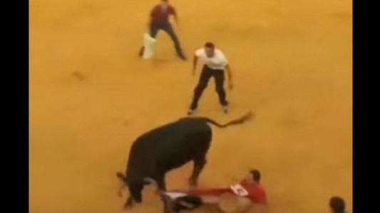 Video: Un toro dejó desnudo a un hombre