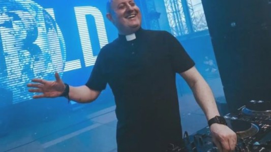 Un cura DJ animó con música tecno la previa de la Jornada Mundial de la Juventud y revolucionó a las redes