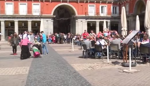Indignación en España por hinchas holandeses que humillan a mujeres indigentes