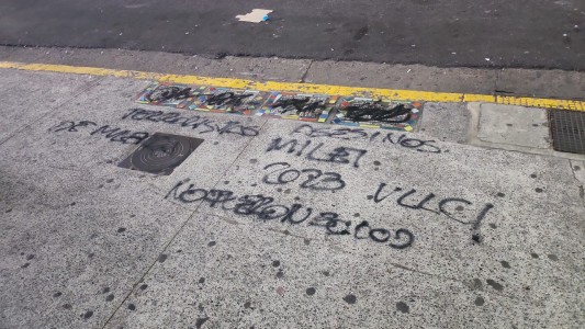 Vandalizaron placas recordatorias de estudiantes y profesores desaparecidos en escuelas porteñas