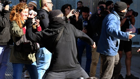 Tensión: incidentes en el Obelisco en la marcha por la muerte de un manifestante
