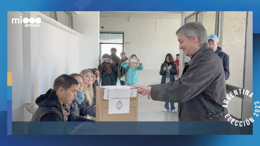 Máximo Kirchner votó poco después de las 9 en la localidad de Tolosa