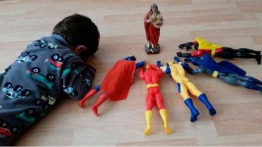 #EsViral : el nene que reza junto a sus superhéroes