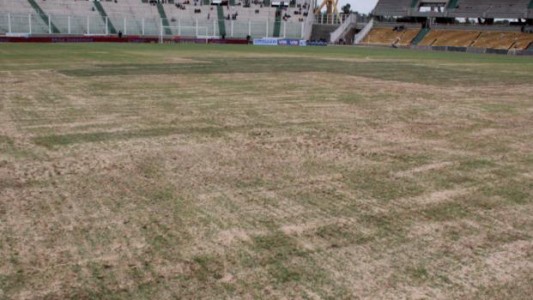 Agüero, sobre el mal estado del campo en el Kempes: "Habrá que pensar que estamos jugando en inferiores"