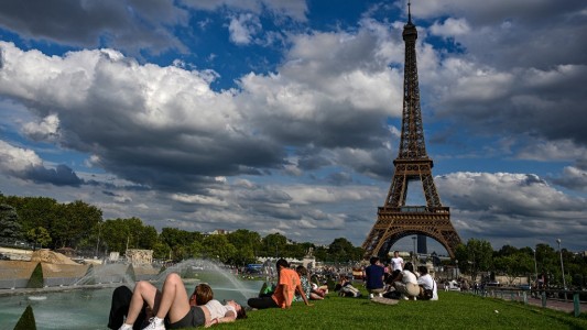 Un hombre saltó en paracaídas desde la Torre Eiffel: fue detenido