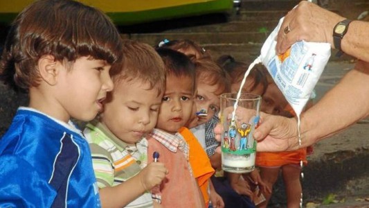 Aumenta el "suplemento leche": beneficiarios de AUH y AUE cobrarán $2.147 en septiembre