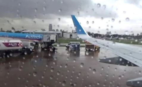 Más de 60 vuelos afectados en Aeroparque y Ezeiza por la tormenta