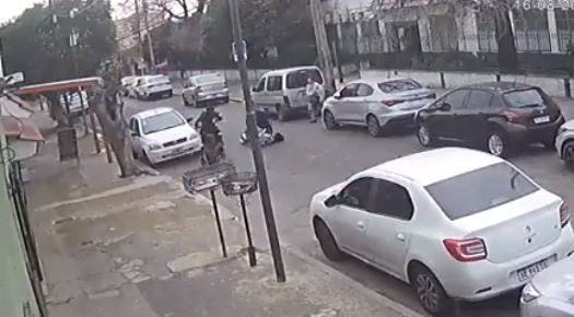 Gritos, corridas y tiros, el violento robo a una maestra en la puerta de una escuela de La Matanza