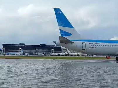 En la víspera del fin de semana largo, persisten las demoras en Aeroparque