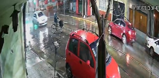 Video: un ciclista fue embestido por un auto y se salvó de milagro