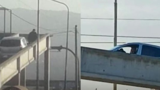 Video: un conductor subió con su auto por una pasarela peatonal y quedó atascado