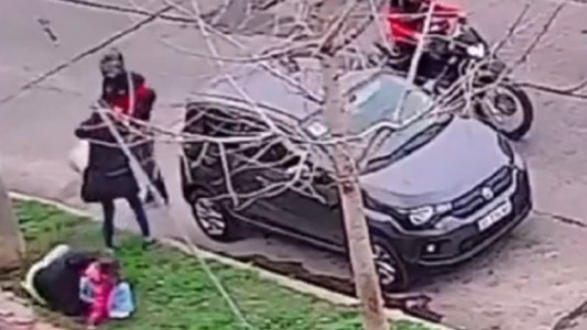 Violenta emboscada de motochorros a una mujer y a sus hijas en Morón: "Llevate todo, pero no tires"