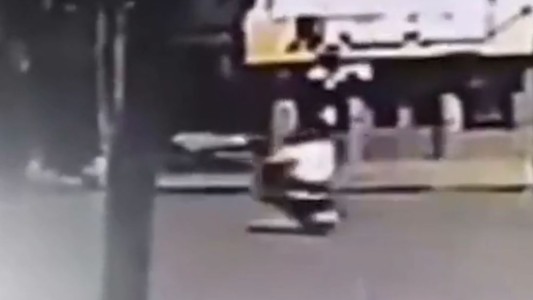 Motociclista denunció que un automovilista lo atropelló y huyó: la cámara de seguridad mostró lo que ocurrió en realidad