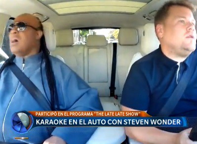 Imperdible karaoke en el auto con Stevie Wonder