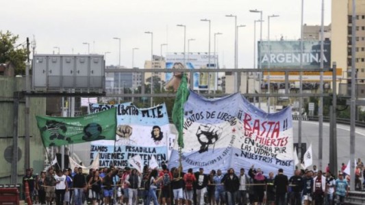 Piqueteros cortaron la autopista del Oeste y merodearon un shopping