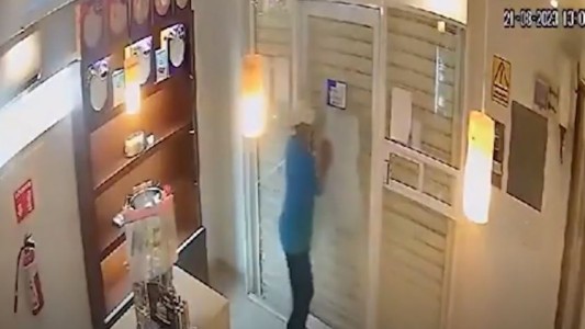 Video: un ladrón fue a robar a una panadería y terminó encerrado