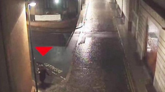 Video: asi engañan y sacan a una mujer de un bar para violarla