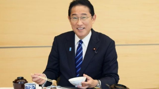 El primer ministro japonés come pescado de Fukushima para mostrar que es "seguro y delicioso"