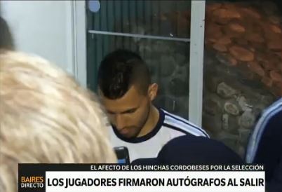Los jugadores firmaron autógrafos al salir